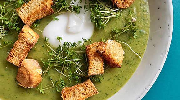 Bärlauch-Suppe mit Haferbrötchen-Croutons