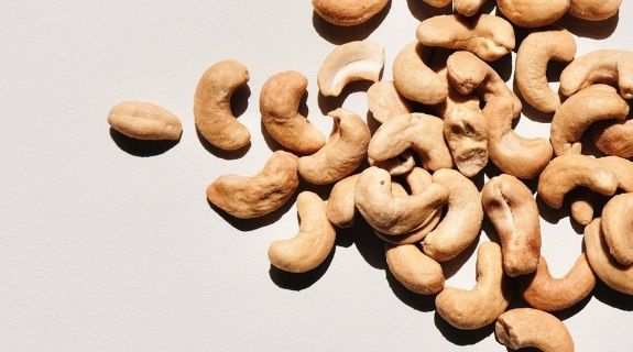 Mehrere Cashews auf hellem Untergrund